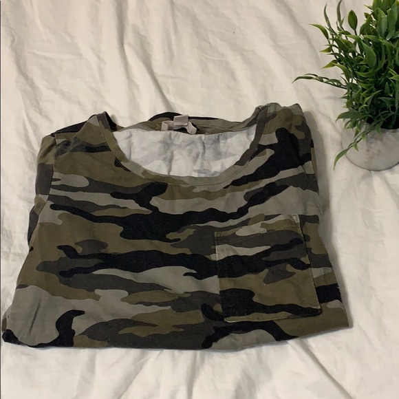 ✨2/20✨Camo T- Shirt - Picture 1 of 2